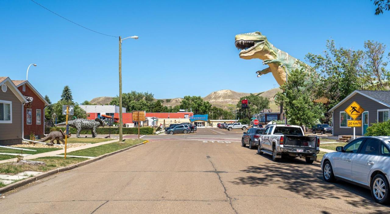 Raptor Retreat L Central L Big Dinosaur L Sleeps 9 Drumheller Dış mekan fotoğraf